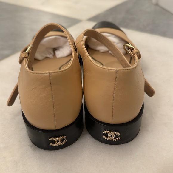Chanel beige and black flats - Picture 2 of 7
